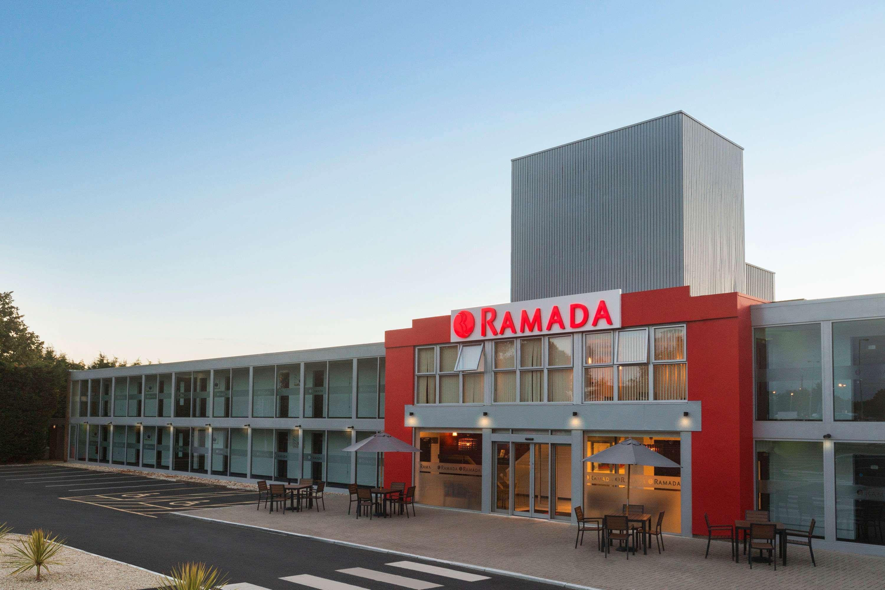 Ramada Milton Keynes Hotel Exterior photo